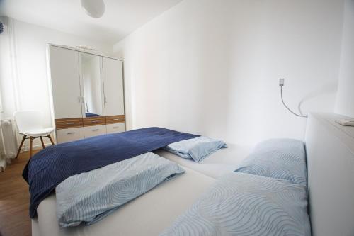 威克奥夫弗尔Oland Whg 13 Seestern的一间卧室配有两张床、一个梳妆台和镜子