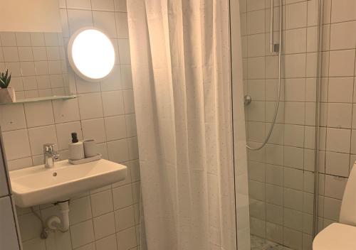 SøllestedCamp Femern Bælt的白色的浴室设有水槽和淋浴。