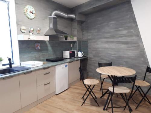 科希策Kosice-centrum apartment的厨房配有桌椅和水槽。