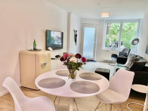 汉堡3-Raum Apartment Quartier57 Hamburg-Eppendorf的客厅配有白色的桌子和椅子
