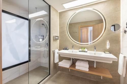 马斯帕洛马斯Hotel Riu Palace Maspalomas - Adults Only的一间带水槽和镜子的浴室