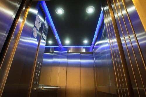 科尔多瓦Buen Pastor Capuchinos的地铁里带有蓝色灯光的电梯