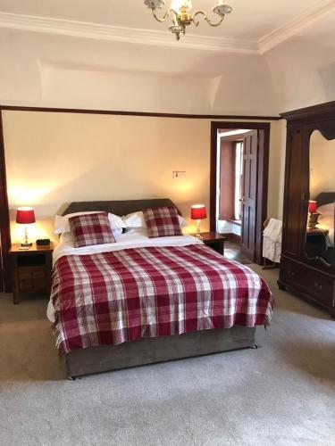 因弗内斯Cavell House的一间卧室配有一张带 ⁇ 子毯子的床