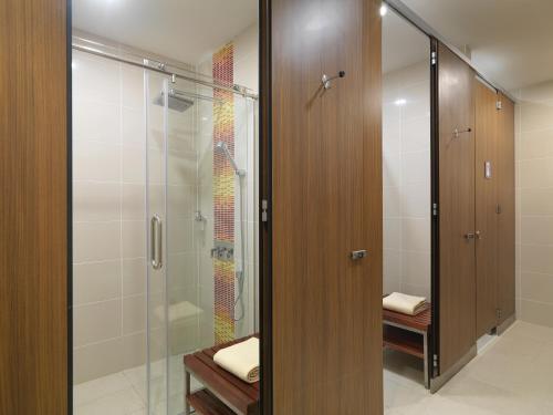 雪邦萨玛萨玛KLIA2快捷酒店（航空中转酒店） 的浴室里设有玻璃门淋浴