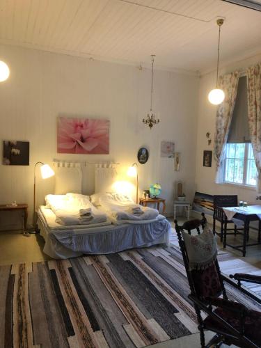 AlftaLånghedgården Bed & Breakfast的一间卧室配有一张床和一张大地毯