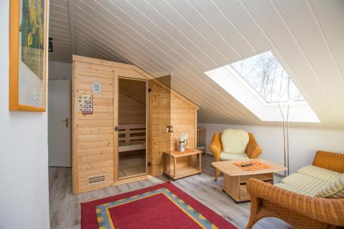 Ferienhaus Seeblick am Jabeler See mit Sauna的休息区