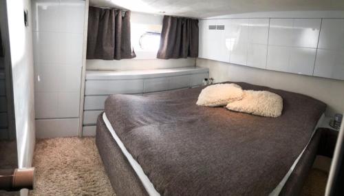 Nice VIP Cabin in a Luxurious Yacht客房内的一张或多张床位