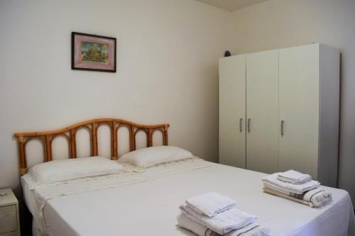 莱切省卡斯特罗Casa vacanze Pesce azzurro的一间卧室配有床和白色橱柜