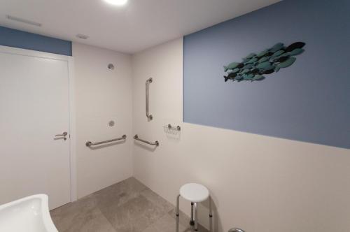 雷东德拉A Dársena do Francés的浴室配有卫生间、淋浴和盥洗盆。
