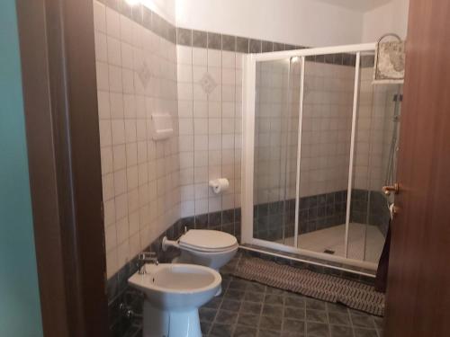 亚历山德里亚I Portici guest house的浴室配有卫生间、淋浴和盥洗盆。