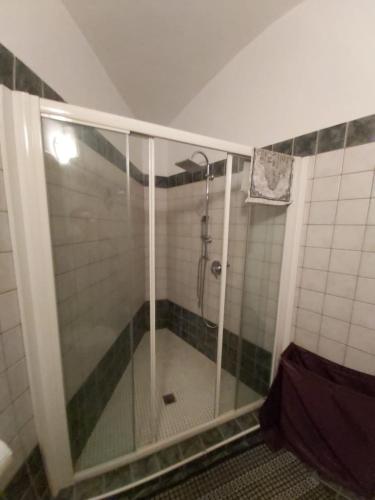 亚历山德里亚I Portici guest house的浴室里设有玻璃门淋浴