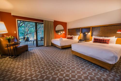 圣克鲁兹查米纳德度假酒店&Spa的酒店客房设有两张床和一个阳台。