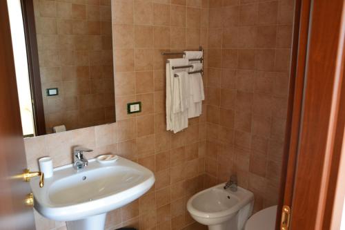法萨诺Villa Lorenza的一间带水槽和卫生间的浴室