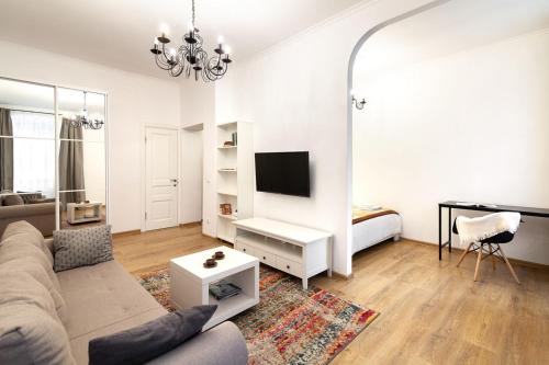 利沃夫Sweet Home Apartment的带沙发和电视的客厅