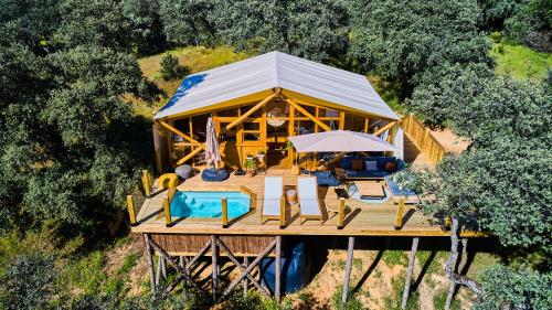 AdamuzLa Dehesa Experiences的享有带游泳池的木屋的顶部景致