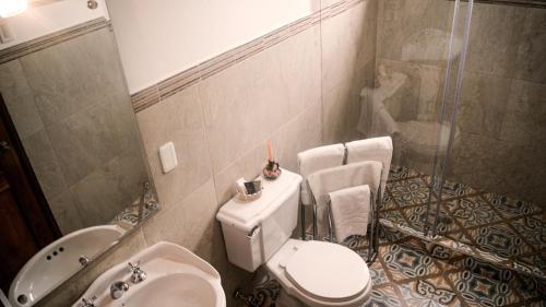 基多Hotel La Cierva de San Marcos的浴室配有卫生间、盥洗盆和淋浴。