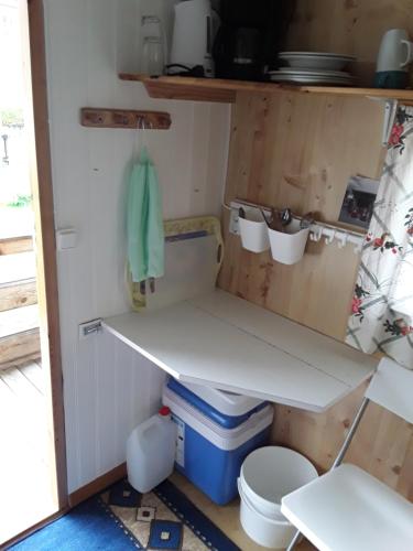 赖特维克Knihsgården的一间带架子和卫生间的小厨房