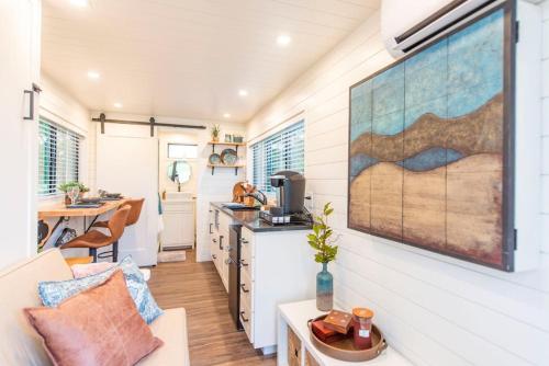 BellmeadNEW The Brazos-Tiny Home 12 Min to downtown的一间厨房和客厅,位于一个小房子里