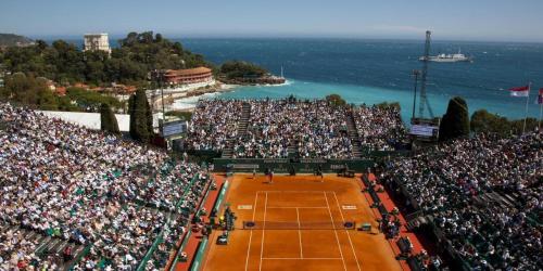 蒙特卡罗Plein coeur de Monaco, à 300 mètres à pied du port de Monaco, 4 pièces dans des escaliers vue mer的一群观看网球比赛的人