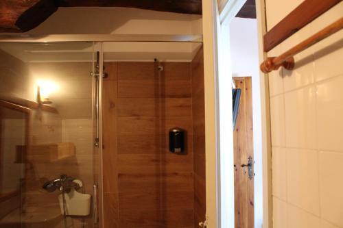 Abiadavaquero casa rural alquiler completo的浴室里设有玻璃门淋浴