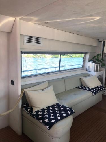 1-3 bed Cabin on a Luxurious Yacht客房内的一张或多张床位