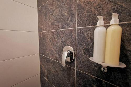 马尼萨莱斯Apartamento exclusivo en Manizales-Gran ubicación!的浴室的墙上有两瓶肥皂