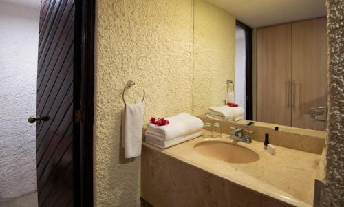 巴拉德纳维达Cabo Blanco Hotel and Marina的一间带水槽和镜子的浴室