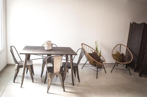 拉斐拉Mono ambiente amplio, luminoso y moderno con excelente ubicación的一间带桌椅的用餐室