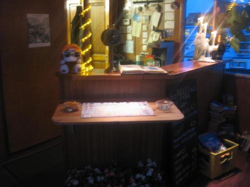阿姆斯特丹阿凡提号客轮酒店的一张桌子,位于一个配有柜台和镜子的房间