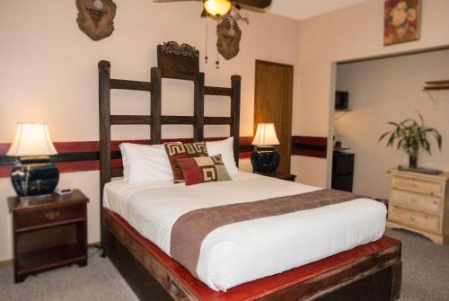 沃尔卡诺Lokahi Lodge的一间卧室配有一张大床和两盏灯。