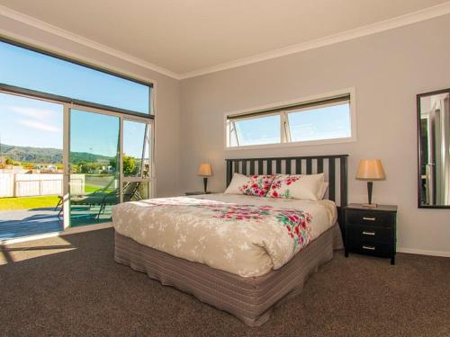 怀蒂昂格Hosts on the Coast Belair Bach的一间卧室设有一张床和一个大窗户