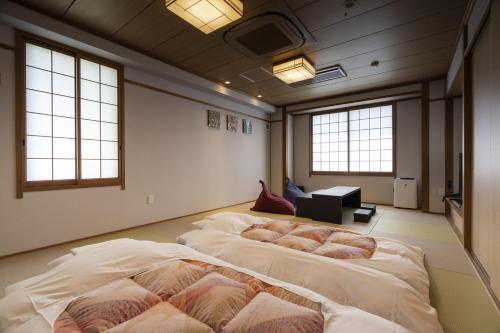 大洲欧塔酒店的带窗户的客房内设有两张大床