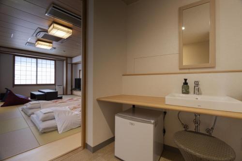 大洲欧塔酒店的一间带水槽和床的浴室