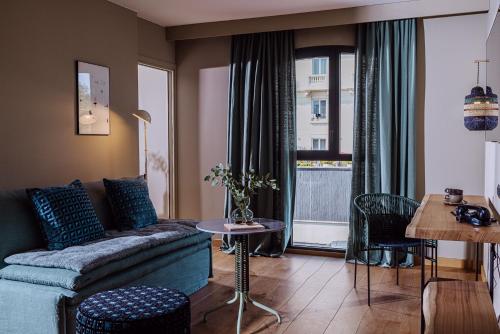 比亚里茨Le Garage Biarritz Hôtel的客厅配有沙发和桌子
