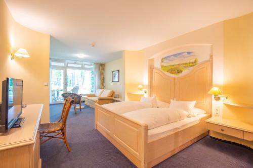 Freren萨勒海埃姆斯兰德酒店的一间卧室设有一张床和一间客厅。