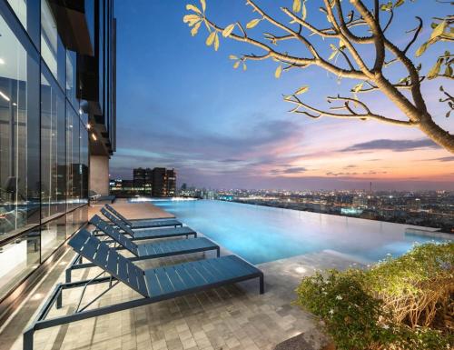 曼谷The Quarter Ari by UHG的一座享有城市美景的建筑的顶部游泳池