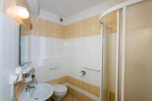波切尼斯Hotel pod Zámkom的浴室配有卫生间、盥洗盆和淋浴。