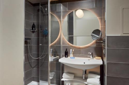 Aparthotel Adagio Paris Suresnes Longchamp的一间浴室