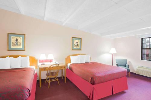 塔拉哈西塔拉哈西大学中心戴斯酒店的酒店客房配有两张床和一张书桌