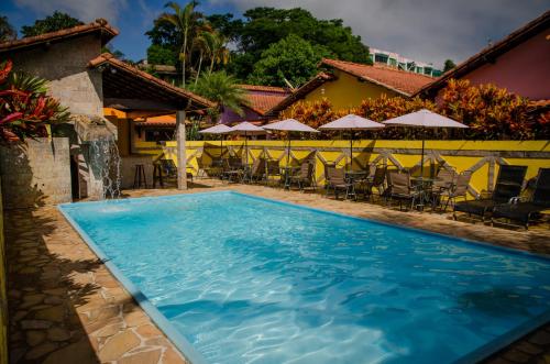 佩尼多拉普尼亚旅馆的游泳池,带椅子和遮阳伞