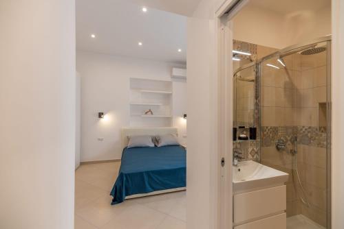 卡普里Marina Grande Holiday Apartment in Capri的一间卧室配有一张床、淋浴和盥洗盆