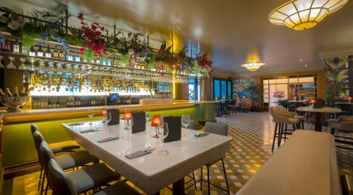 戈尔韦维多利亚酒店的一间带桌椅的餐厅和一间酒吧