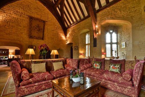 布罗德韦Abbots Grange Manor House的带沙发和桌子的大客厅