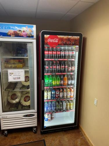 法戈AmericInn by Wyndham Fargo Medical Center的汽水机和装有苏打水和饮料的冰箱