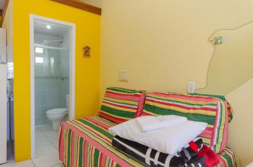 伊塔佩马瑞坎托阿瑟宾馆的浴室设有毛巾、床和卫生间。