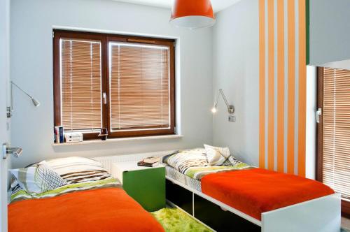斯维诺乌伊希切Sunny Stay Apartment的一间卧室设有两张床和窗户。