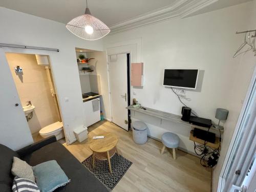 巴黎Home Sweet Home PIGALLE MONTMARTRE的客厅配有沙发和桌子
