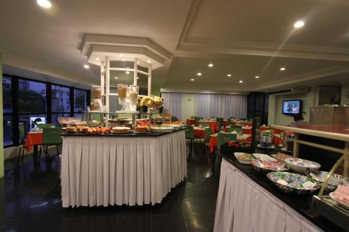 桑托斯Gonzaga Flat的一间提供自助餐的餐厅,展示着各种美食