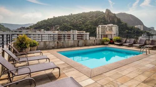里约热内卢科帕卡巴纳顶级酒店的建筑物屋顶上的游泳池