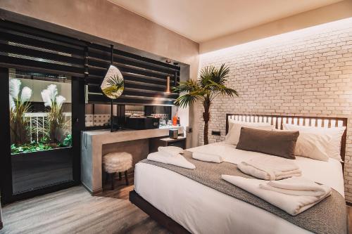 雅典Project 3 Urban Chic Hotel的一间卧室设有一张床和砖墙